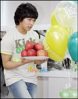 Sungmin and some apples