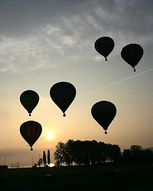 silhoutte of airballoons